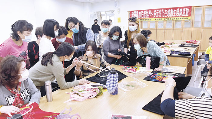 新住民家庭服務中心辦理「絲帶繡的花樣世界~多元文化在地創生培育」，與會學員在講師羅建華帶領下，認識絲帶繡文化，並動手創作，將多元繽紛的絲帶在抱枕套上繡出美麗的圖案，期藉以結合在地創生，增進新住民之就業力與在地生活適應。（陳麗妤攝）
