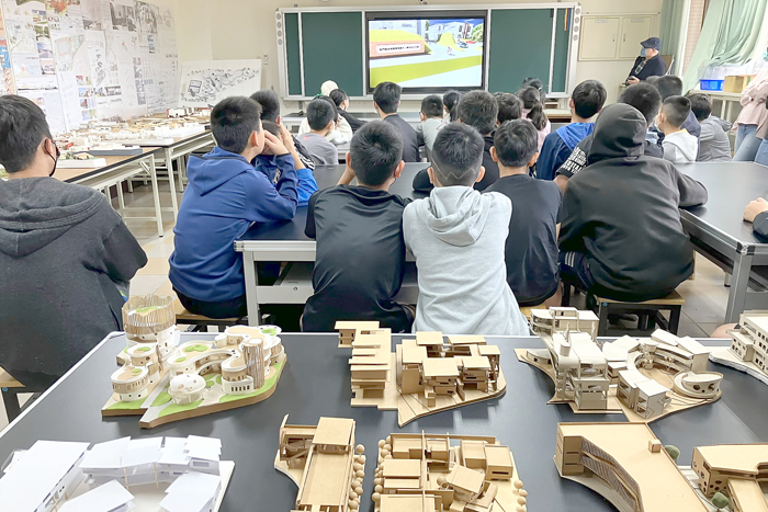 金門大學建築系學生在賢庵國小展出12組該國小實景觀測的「校園整體規畫」設計作品，吸引同學駐足欣賞，從中培養該校學生探索美感能力。　　（賢庵國小提供）