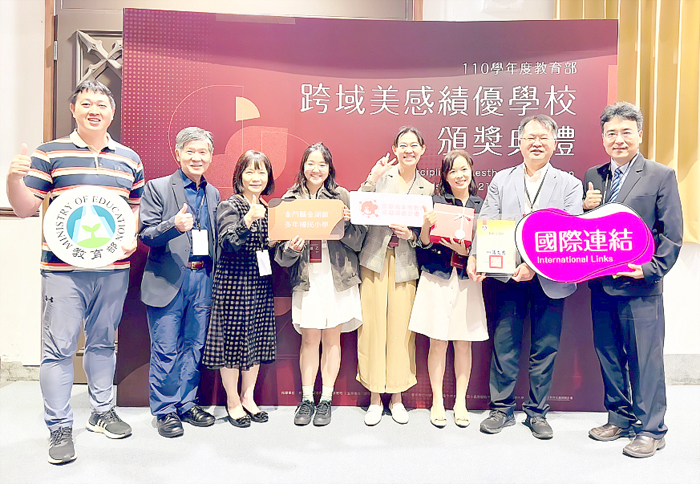 多年國小獲頒全國美感教育績優學校最高殊榮大獎「跨域美感領航獎」。(多年國小提供)