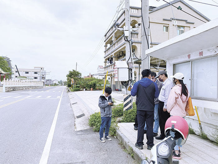 縣府向營建署官員簡報說明太湖湖畔綠蔭遊憩及週邊路網升級計畫。（縣府提供）