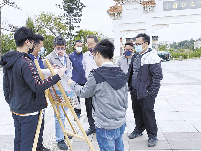 縣府向營建署官員簡報說明太湖湖畔綠蔭遊憩及週邊路網升級計畫。(縣府提供)
