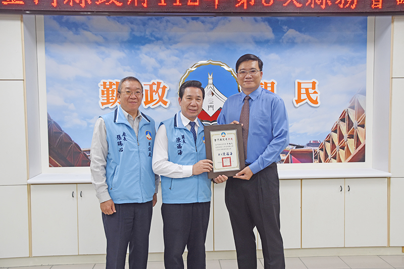 縣府建設處科員郭超凡(右一)當選金門縣112年模範公務人員。(翁維智攝)