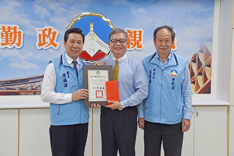 縣府財政處科長洪銘澍(中)當選金門縣112年模範公務人員。(翁維智攝)