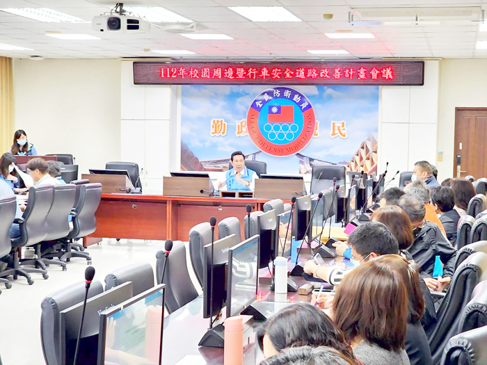 校園周邊暨行車安全道路改善計畫會議,提醒各校提出500萬預算內的道安改善計畫,向中央爭取補助。(許峻魁攝)