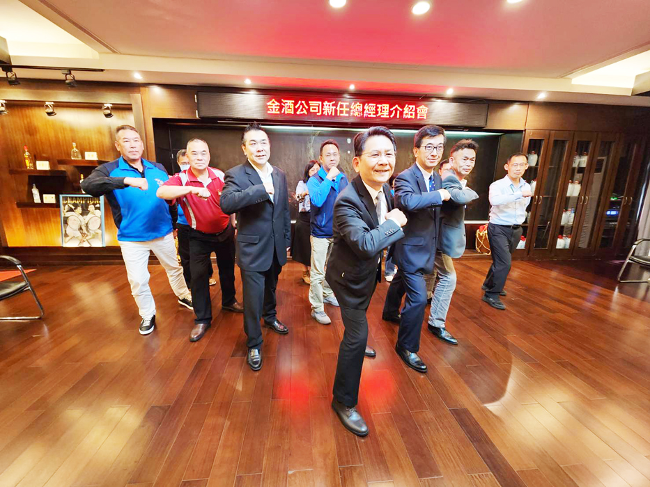 金酒新總經理確定,董事長帶領團隊亮相。(許峻魁攝)