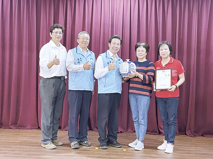 陶瓷廠表揚模範勞工和資深員工，右2為資深員工許慧珠。（陳冠霖攝）