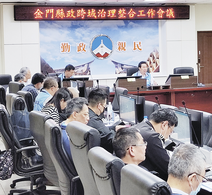 縣府召開「金門縣政跨域治理整合工作會議」,針對目前金門縣傳統建築修復、管理、活化所面臨的困難,進行跨領域討論與交流。
(縣府提供)