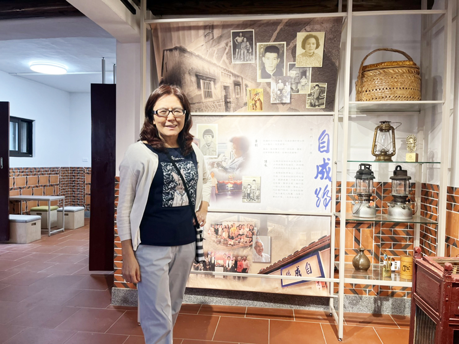 洪玉芬作家用心建構這間爸爸給的小屋，努力充實「自成號」的藏書。（高凡淳攝）