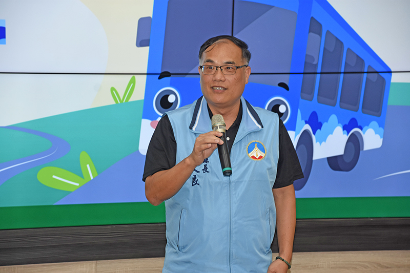 「金門公車文化小小兵」深耕培育宣導活動今日下午在中正國小開跑,副縣長李文良代表縣長陳福海到場感謝公路總局全額補助這項宣導計畫。(翁維智攝)