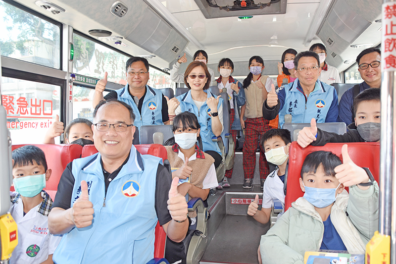副縣長李文良和小朋友一起上公車感受搭公車的樂趣。(翁維智攝)