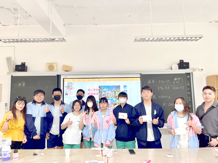 課程講師和學生合影。
（烈中提供）
