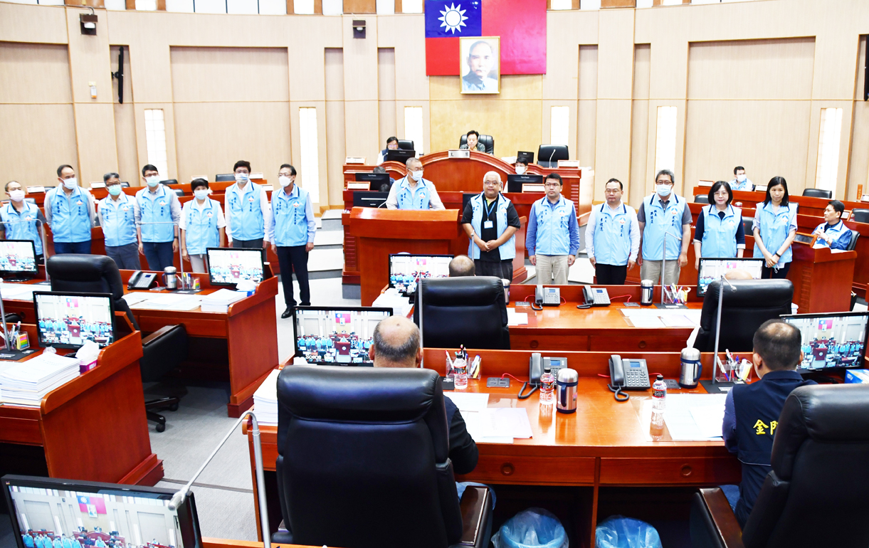 金門縣議長洪允典昨主持議會第八屆第一次定期會第八會次建設及主計業務報告議程。圖為建設處介紹各科與單位主管情形。(楊水詠攝)