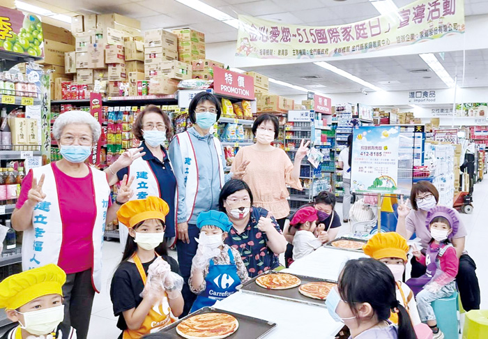 配合國際家庭日,家教中心與家樂福合作辦理「金心愛您515國際家庭日」宣導。(家教中心提供)
