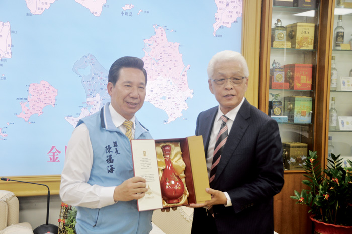 新加坡金門會館主席方耀明赴金門縣政府拜會,受到縣長陳福海熱烈歡迎。(李增汪攝)