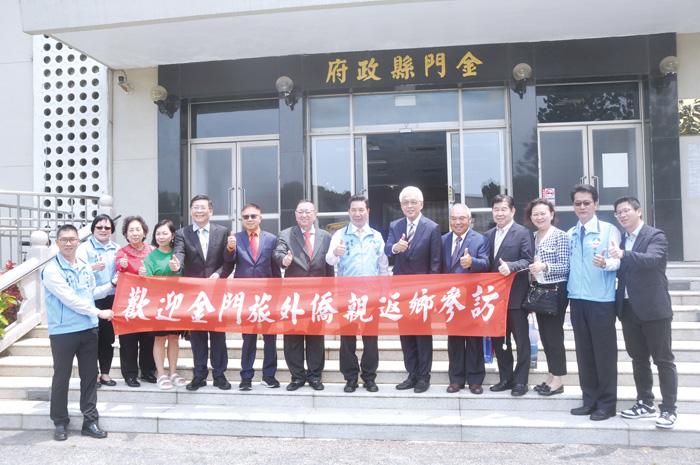 新加坡金門會館一行人於5月1日搭機來台,昨日回返家鄉金門。(李增汪攝)