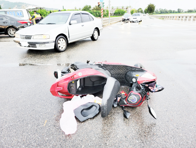 金湖國中門口發生汽車撞倒機車之行車事故。（金湖分局提供）