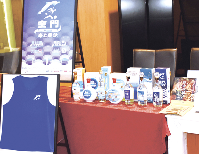 海泳紀念酒品。(體育會提供)