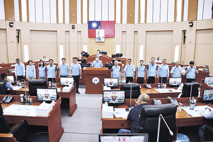 議長洪允典昨主持定期會第十會次警察消防業務報告議程。圖為消防局介紹各單位主管人員情形。（楊水詠攝）