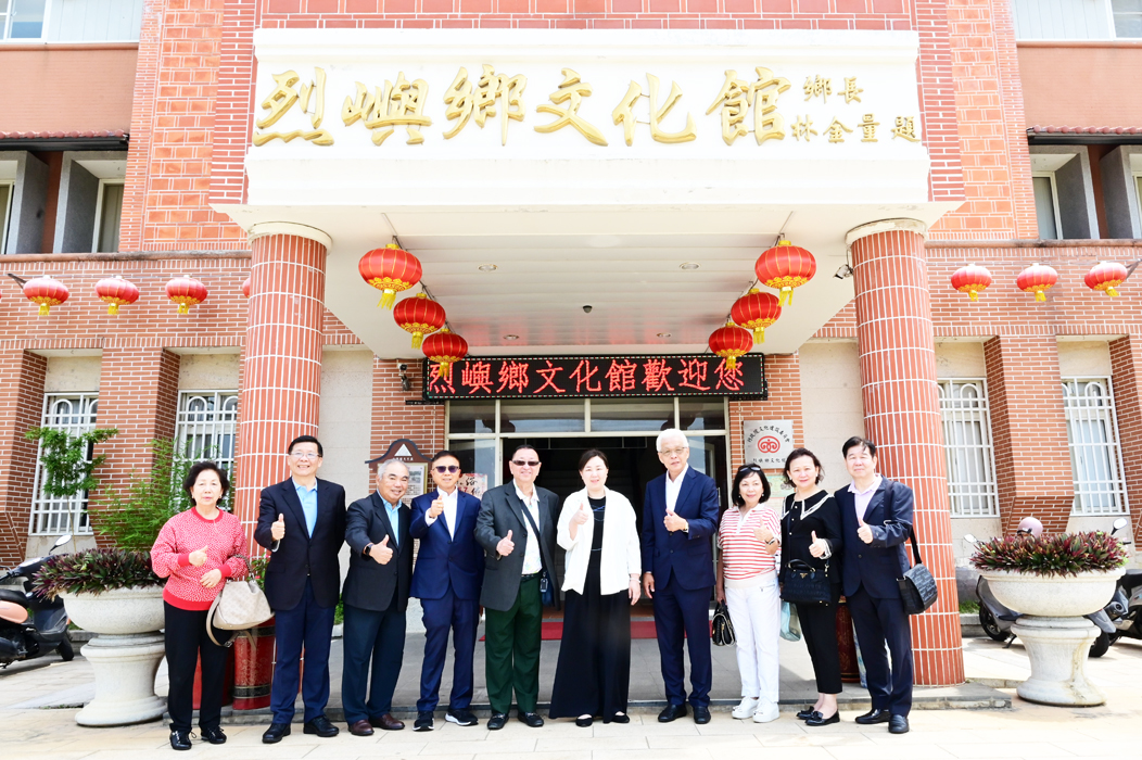 新加坡金門會館主席方耀明一行昨日造訪烈嶼鄉：參觀文化館並合影。（許加泰攝）