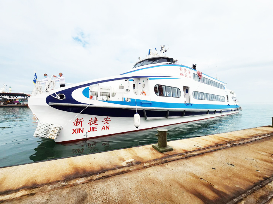 新捷安輪首航,昨日駛抵金門水頭港,載運157位旅客來金。(許峻魁攝)