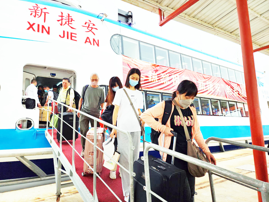 新捷安輪首航,昨日駛抵金門水頭港,載運157位旅客來金。(許峻魁攝)