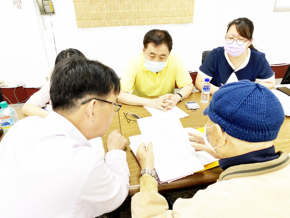 監察委員陳景峻在金門縣政府大禮堂接受民眾陳情。(翁維智攝)