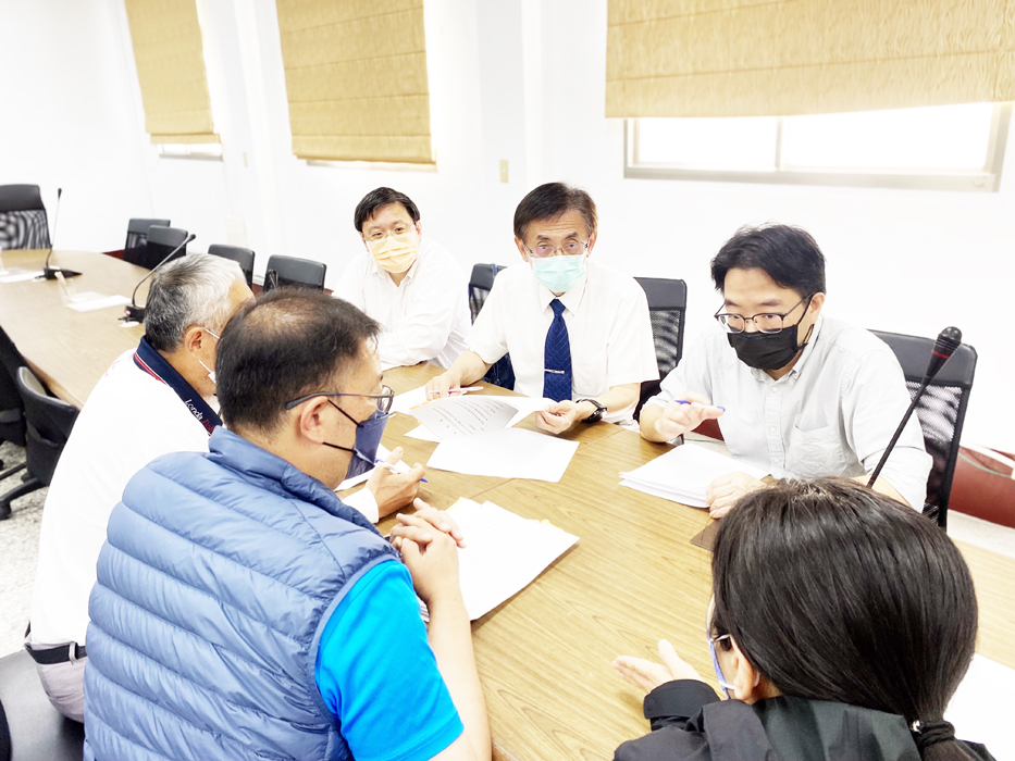 監察委員蕭自佑在金門縣政府大禮堂接受民眾陳情。(翁維智攝)
