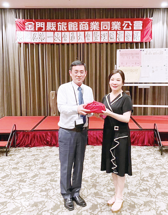 由原任理事長蕭淑珍(右)交棒予白國良(左)。(陳麗妤攝)
