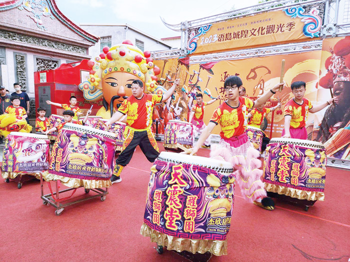浯島城隍文化觀光季開幕，天震堂鼓陣為活動揭幕。（許峻魁攝）