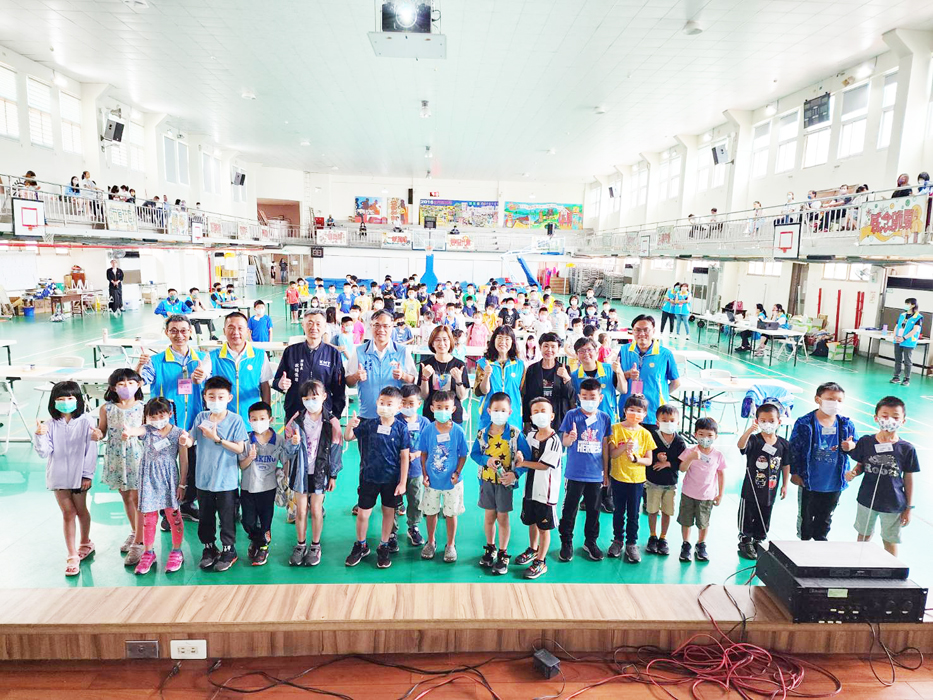 金門浯洲盃圍棋公開賽選手及貴賓合影。（許峻魁攝）