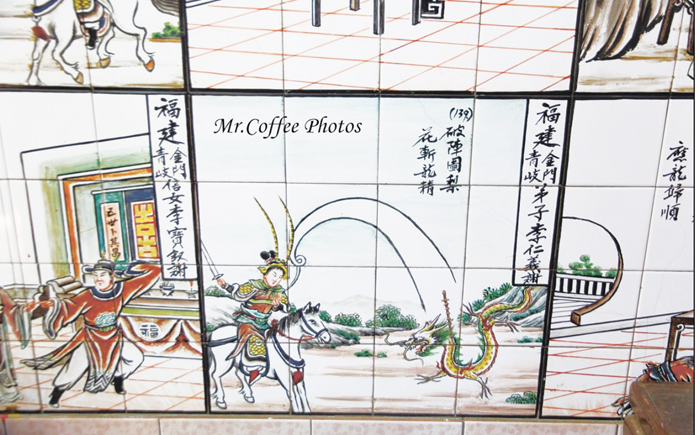 騰雲殿上的磁磚畫,可以看見許多金門青岐的後代子弟的捐款名。(照片來源:洪忠金攝影)