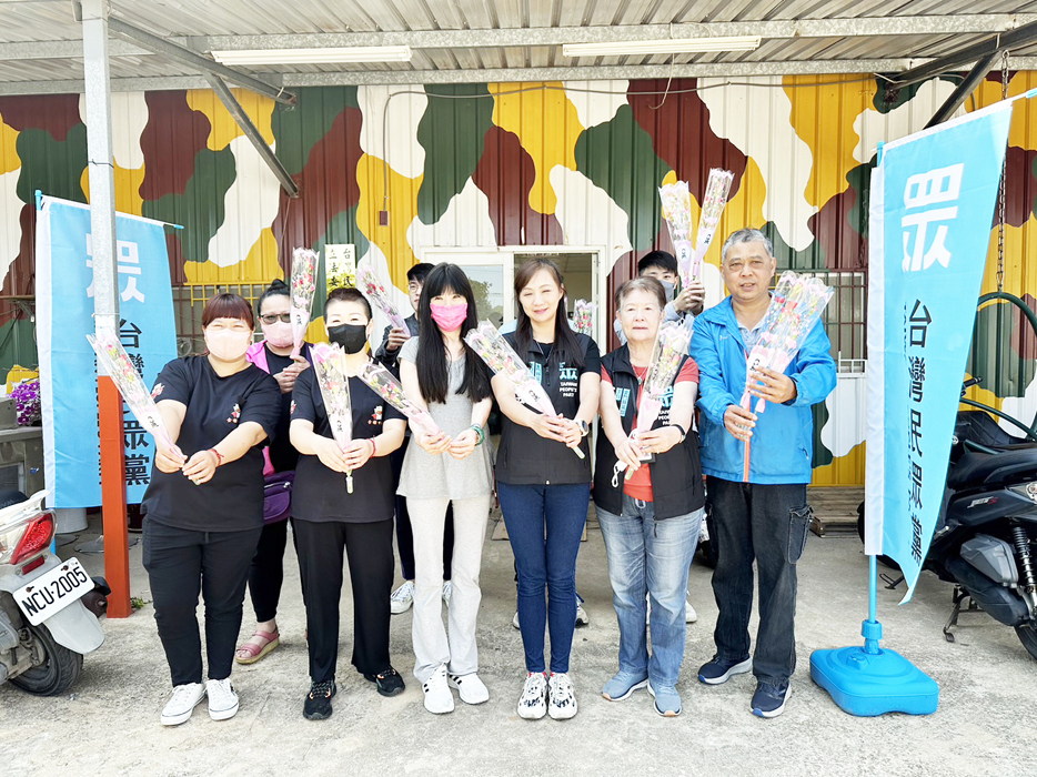 台灣民眾黨金門縣黨部為慶祝母親節到來，於黨部前發放康乃馨。（民眾提供）
