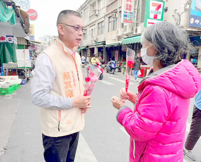 母親節即將到來，民進黨金門縣黨部主委蔡其雍議員率黨部人員在東門市場發放康乃馨，獻上祝福和關懷。（民進黨縣黨部提供）