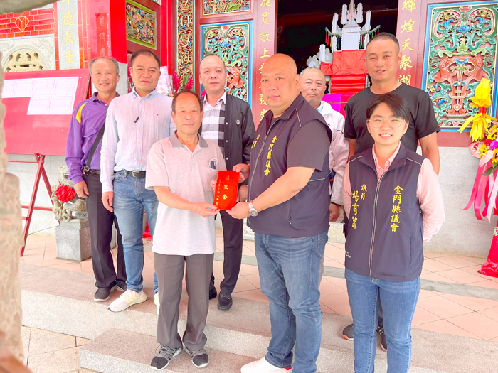 金門縣議長洪允典和議員昨分別前往金門縣大甲媽祖分靈會、金湖鎮峰上天后宮參拜祈福。（議會提供）