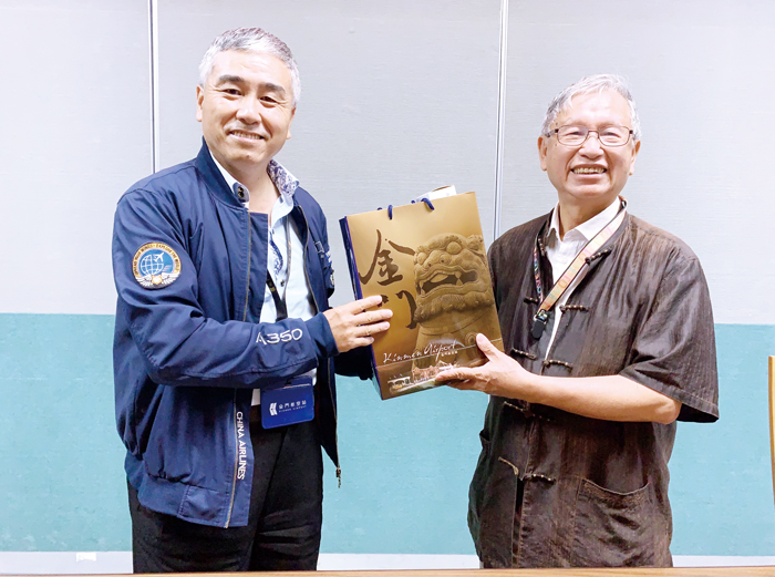 金門航空站邀請財團法人金門酒廠胡璉文化藝術基金會董事長陳龍安教授以「創新與感動服務」為題，為全體員工進行培訓。
（林靈攝／陳龍安教授提供）