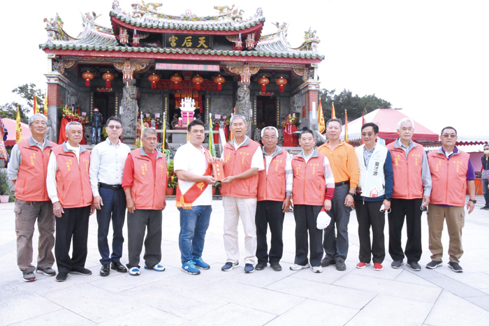 金門天后宮舉行天上聖母媽祖聖誕慶典，地區許多單位的主管也先後率員前往敬拜、敬獻爐敬金，為地方祈福。（莊煥寧攝）
