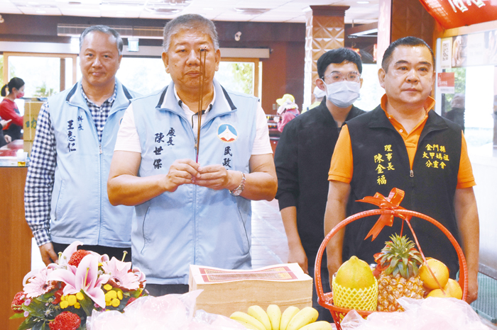 縣府民政處長陳世保代表縣長陳福海向大甲媽祖分靈媽上香，祈求護佑地方平安順遂。（莊煥寧攝）
