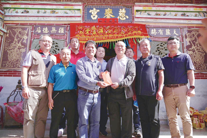 農曆3月23日是「媽祖生」，金湖鎮長陳文顧前往各廟宇參拜。（金湖鎮公所提供）