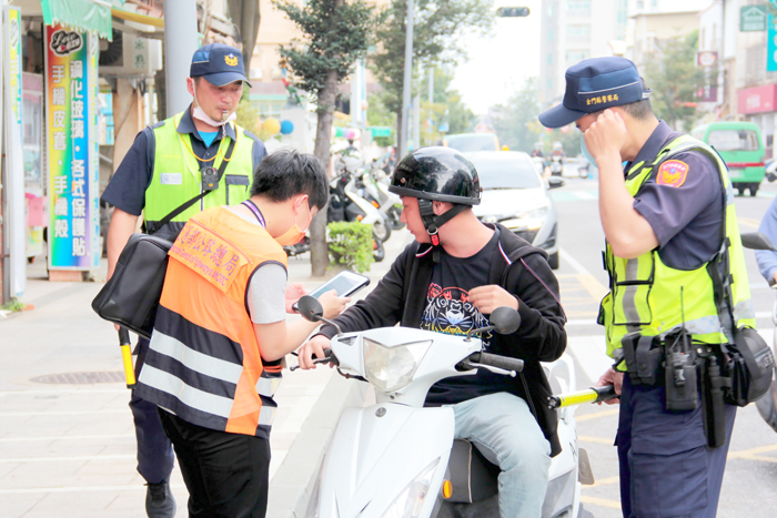 縣警局結合環保、監理單位加強執行「聯合路檢勤務」,於地區重要道路針對疑似改裝車輛加強攔檢、取締。(警察局、環保局提供)