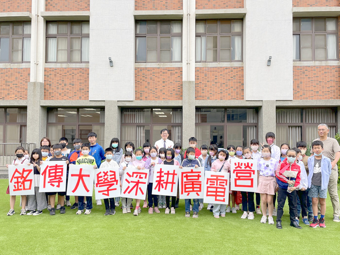 銘傳大學金門分部辦理國中小廣播電視營課程，讓學子走進錄音室及攝影棚，學習錄製廣播作品與親身擔任實習新聞主播。（銘傳金門分部提供）