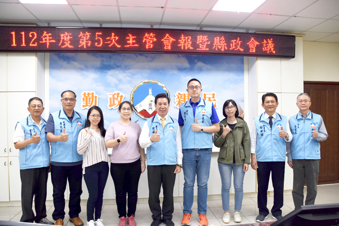 縣長陳福海昨天在主管會報贈酒表揚4位勞苦功高的優秀採購稽查人員。(翁維智攝)