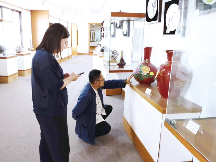 金門縣陶瓷廠建廠即將滿一甲子，近期請來專家就收藏品與歷史脈絡進行系統性的盤整與調查。（陶瓷廠提供）