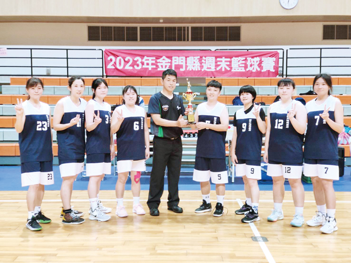 週末籃賽告一段落頒獎表揚。（莊煥寧攝）