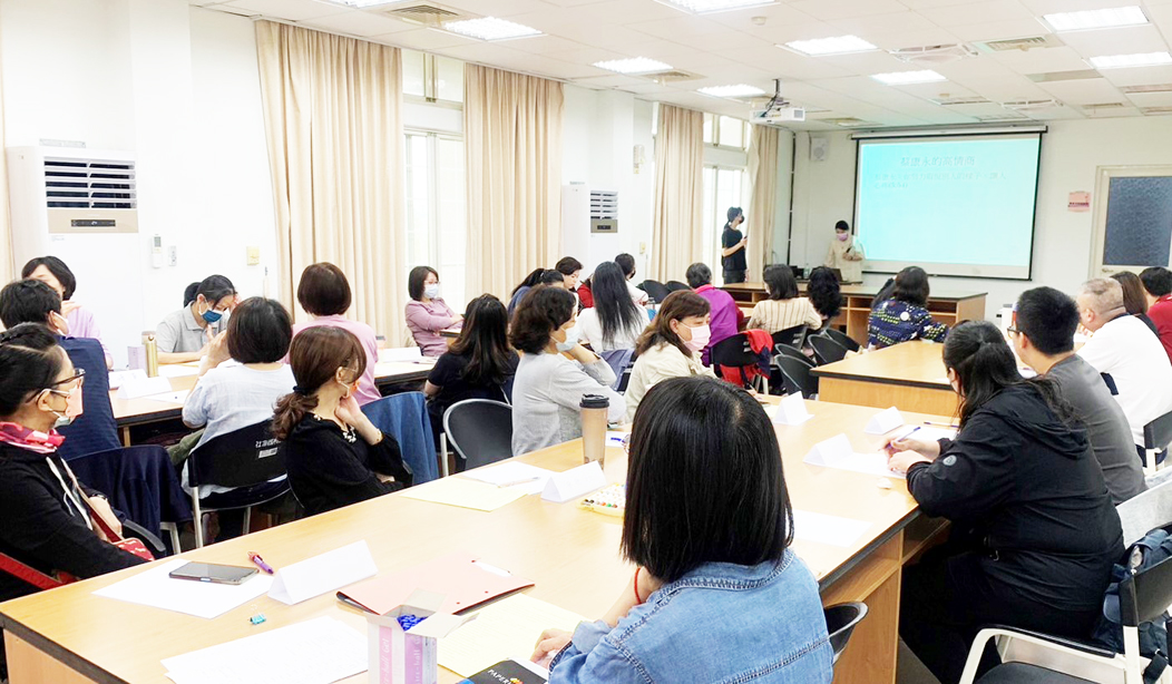 新住民家庭服務中心辦理「新住民專業人員暨志工教育訓練」,邀請諮商心理師陳文婷到場分享,帶領與會志工透過內在自我探索及DIY手作,讓身體與心靈之間的平衡對話,善待與了解自己,成為持續服務人的動力。(新住民家庭服務中心提供)