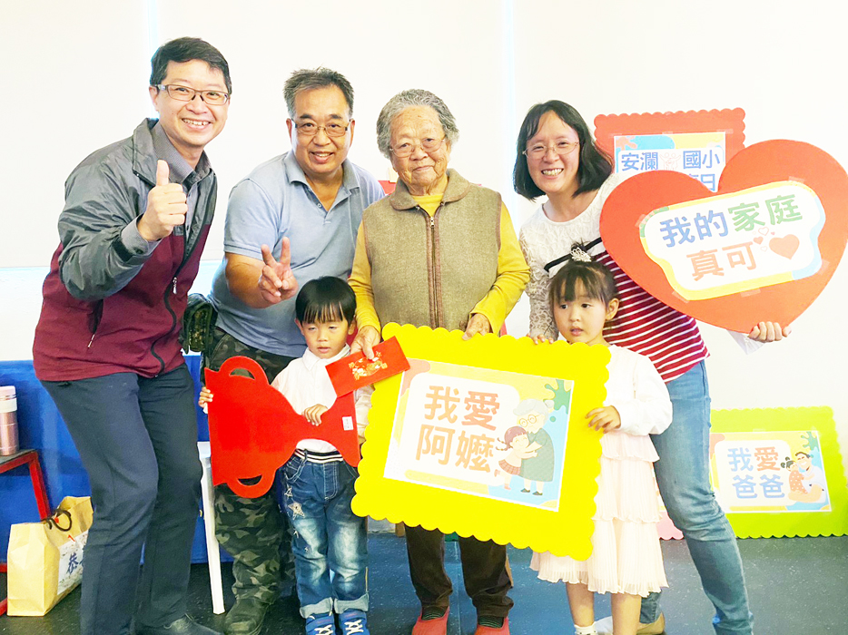 安瀾國小於五月份規劃一系列活動，並配合國際家庭日辦理「金牌麥克風親子卡拉OK大賽」，28組親子同台高歌，85歲阿嬤祖孫三人同台唸閩南語歌謠，成為場中焦點。學子以卡片寄情聊表謝意，場面熱鬧又溫馨。（安瀾國小提供）