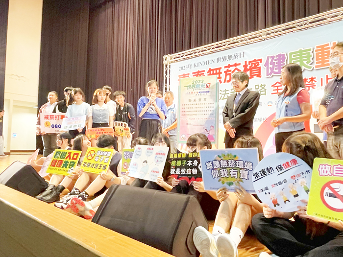 衛生局舉辦《青春無菸檳、健康動起來》宣導活動，現場來賓與學生簽署不抽菸宣言。（陳冠霖攝）