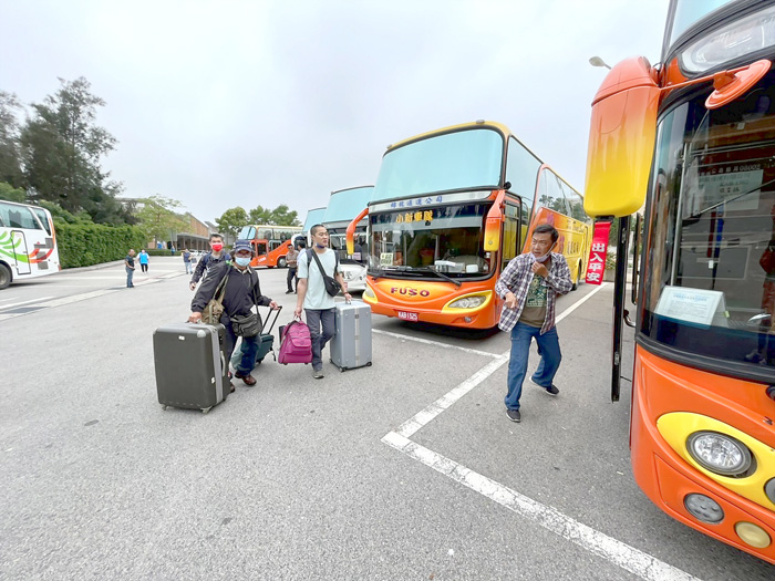 縣府出動遊覽車，協助運輸鄉親從機場至碼頭登船。（高凡淳攝）