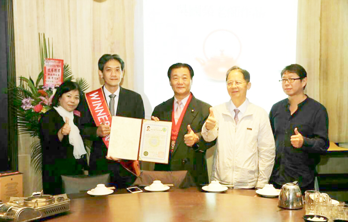 2017年吳國榮榮獲IAE國際學術學院頒發「台灣古藝傳承人」，中間左男－吳國榮老師。
（圖源：金沙茗壺手拉坏工作室）