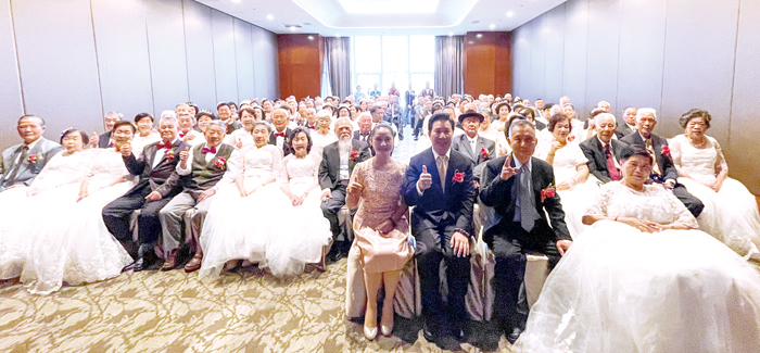 金門縣112年金婚、鑽石婚表揚活動,69對牽手逾50年的金婚、鑽石婚長輩們盛裝出席,在縣長陳福海伉儷帶領下進入會場,重溫昔日結婚的甜蜜時光。(陳麗妤攝)