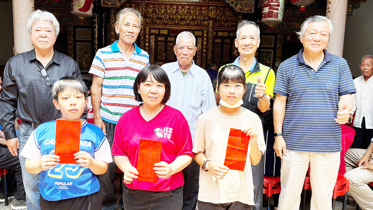 方氏宗親會昨日在家廟舉行祭祖，得獎子弟和宗親合影。（許加泰攝）